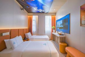 Letto o letti in una camera di Dequan Luxury Hotel Bird's Nest BranchCoffee, fruits, snacks, a gym and a laundry room are provided for free in the lobby