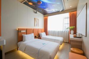 Letto o letti in una camera di Dequan Luxury Hotel Bird's Nest BranchCoffee, fruits, snacks, a gym and a laundry room are provided for free in the lobby
