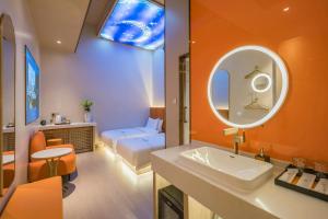 Bagno di Dequan Luxury Hotel Bird's Nest BranchCoffee, fruits, snacks, a gym and a laundry room are provided for free in the lobby