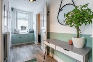 a bathroom with a potted plant and a mirror at 94 Relax Homedesign Ferienwohnung in Elmshorn bei Hamburg in Elmshorn