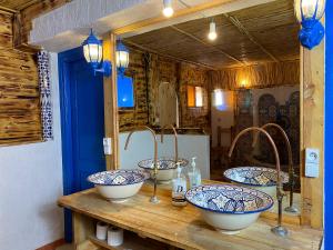 drie kommen op een houten aanrecht in een badkamer bij 33 Taghazout in Taghazout +46 foto's