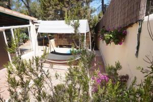 A garden outside Casa la Paloma