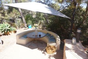 A garden outside Casa la Paloma