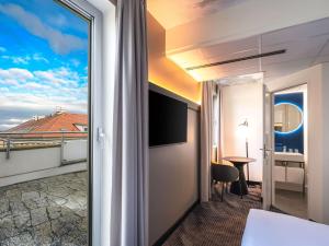 Pokój hotelowy z balkonem w obiekcie Ibis Praha Wenceslas Square w Pradze