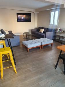 una sala de estar con un sofá y una mesa en Alegoría Coliving Experience, en Sevilla 69 fotos más