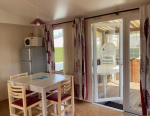 Gallery image of Mobile home 40m2 - 2 bathroom - Cc725 Les Charmettes 4 stars in Les Mathes