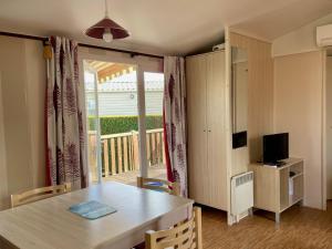Gallery image of Mobile home 40m2 - 2 bathroom - Cc725 Les Charmettes 4 stars in Les Mathes