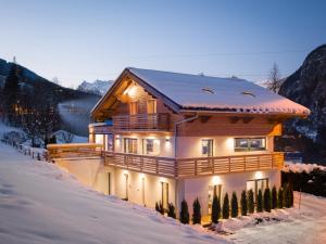 een huis in de sneeuw met lichten aan bij Chalet Rubicon in Les Houches