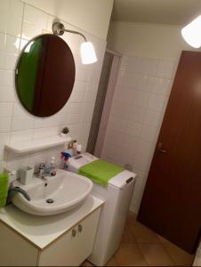 une salle de bain avec un lavabo et un miroir et des toilettes dans l'établissement Brevi periodi Reggio Emilia, à Reggio d'Émilie 7 autres photos