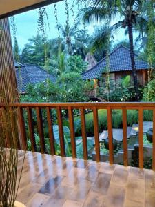 RUMAH KAYU RESORT的阳台或露台