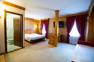 A bed or beds in a room at Hotel Rendez Vous