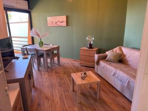 ein Wohnzimmer mit Sofa und Tisch in der Unterkunft Appartement n 79 Moriani plage in Santa-Lucia-di-Moriani