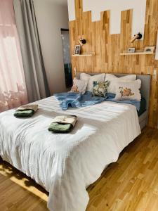una camera da letto con un letto con due asciugamani sopra di Nook. The Design Apartment a Târgu-Mureş