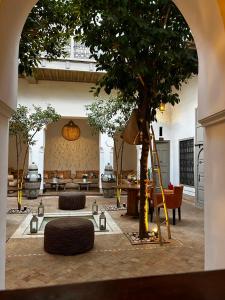 un salon avec un arbre au milieu dans l'établissement Riad See Moon And Spa, à Marrakech 82 autres photos