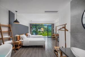 Postel nebo postele na pokoji v ubytování Yangshuo 1Q84 Tree Hotel + 37 fotografií