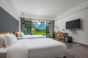 TV a/nebo společenská místnost v ubytování Yangshuo 1Q84 Tree Hotel