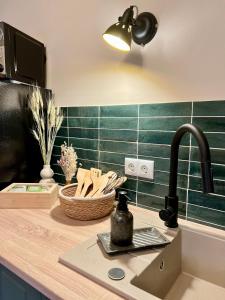 a kitchen counter with a sink with a basket on it at Ferienhaus am Markt - ANNO 1708 - App 2 in Aschersleben