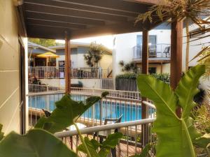 Bazén v ubytování Emu Park Beach Resort nebo v jeho okolí