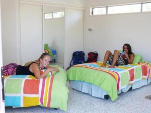 Postel nebo postele na pokoji v ubytování Emu Park Beach Resort