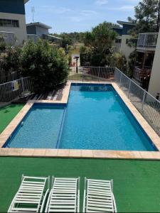 Bazén v ubytování Emu Park Beach Resort nebo v jeho okolí