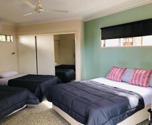 Postel nebo postele na pokoji v ubytování Emu Park Beach Resort