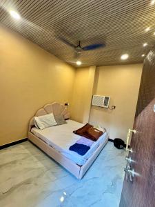 un dormitorio con una cama en una habitación en Budget accommodation 3, en Bombay