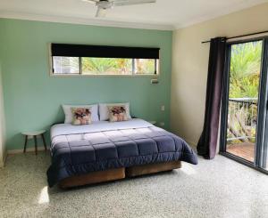 Postel nebo postele na pokoji v ubytování Emu Park Beach Resort