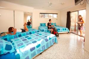Postel nebo postele na pokoji v ubytování Emu Park Beach Resort