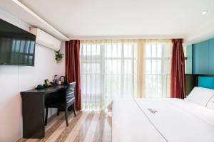 Dequan Hotel chaoyang high speedtrain of China Branch客房内的一张或多张床位