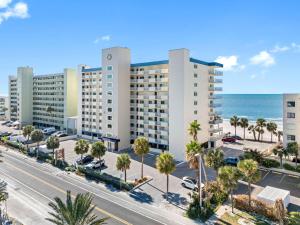 una vista aérea de un edificio con palmeras y el océano en Sand Castle 2901- Premier, en Clearwater Beach