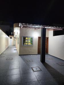 an empty alley with a building at night at Résidence Osiris in Cotonou +1 photo