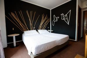 A bed or beds in a room at Hotel Rendez Vous