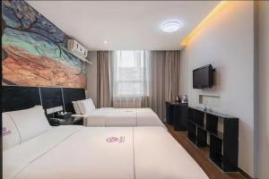 Letto o letti in una camera di Yihai Cultural Hotel Coffee, fruits, snacks, a gym and a laundry room are provided for free in the lobby