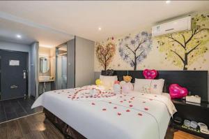 Letto o letti in una camera di Yihai Cultural Hotel Coffee, fruits, snacks, a gym and a laundry room are provided for free in the lobby
