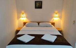 Ein Bett oder Betten in einem Zimmer der Unterkunft Keyani Bungalows Lovina