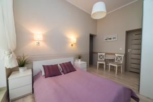 Llit o llits en una habitació de Due Passi Apartamenty w Sopocie