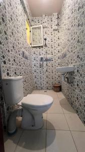 依索安Home rental imssouane 1的带马桶和水槽的浴室