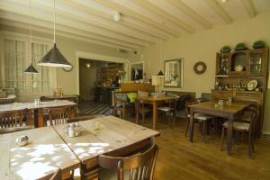 a restaurant with tables and chairs in a room at Hotel-Pension Zoom-Oord in Renesse