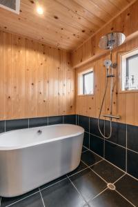 Koupelna v ubytování 蔕 Heta Nozawa Onsen