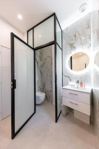a bathroom with a toilet and a mirror at Jacuzzi Romantique, Cosy, Home Cinéma, Paris 10min in Clichy