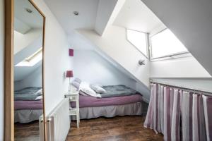 Tempat tidur dalam kamar di Appartement de charme coeur historique parking privé