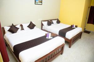 Postel nebo postele na pokoji v ubytování sky suite residency