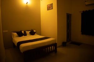 Postel nebo postele na pokoji v ubytování sky suite residency