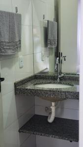 Ένα μπάνιο στο Apartamento/Kitnet