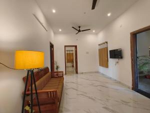 TV a/nebo společenská místnost v ubytování EESHA Inn - A Premium Home stay Near Temple