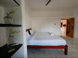 Postel nebo postele na pokoji v ubytování EESHA Inn - A Premium Home stay Near Temple