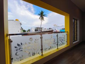 Balkón nebo terasa v ubytování EESHA Inn - A Premium Home stay Near Temple