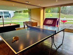 Πινγκ πονγκ στο LUMIERE FRENTE al MAR un verdadero lujo con vista a los mejores atardeceres 2 dormitorios 3 baños cocina definida 2 balcones cochera y amenities ή εκεί κοντά