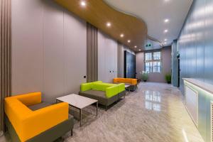 Posezení v ubytování Anhui Cultural Hotel Coffee, fruits, snacks, a gym and a laundry room are provided for free in the lobby