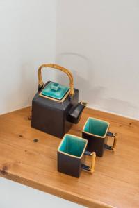 eine schwarze Handtasche auf einem Holztisch in der Unterkunft Interludio Fiorentino in Florenz